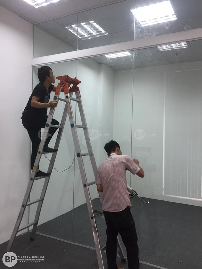 Thi công vách ngăn kính văn phòng tại Trung Yên Plazza